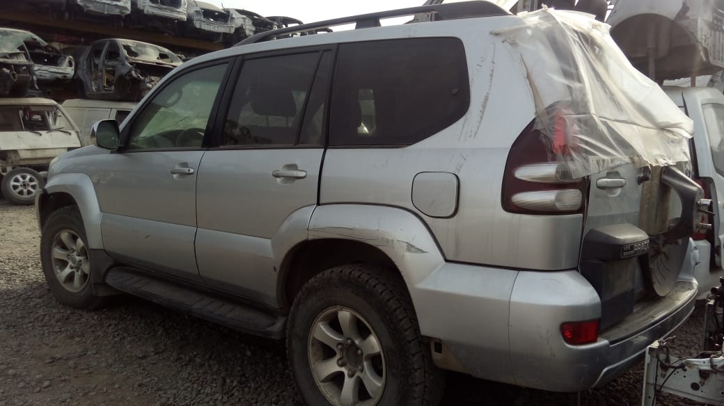  Toyota LAND CRUISER 2004    EN DESARME